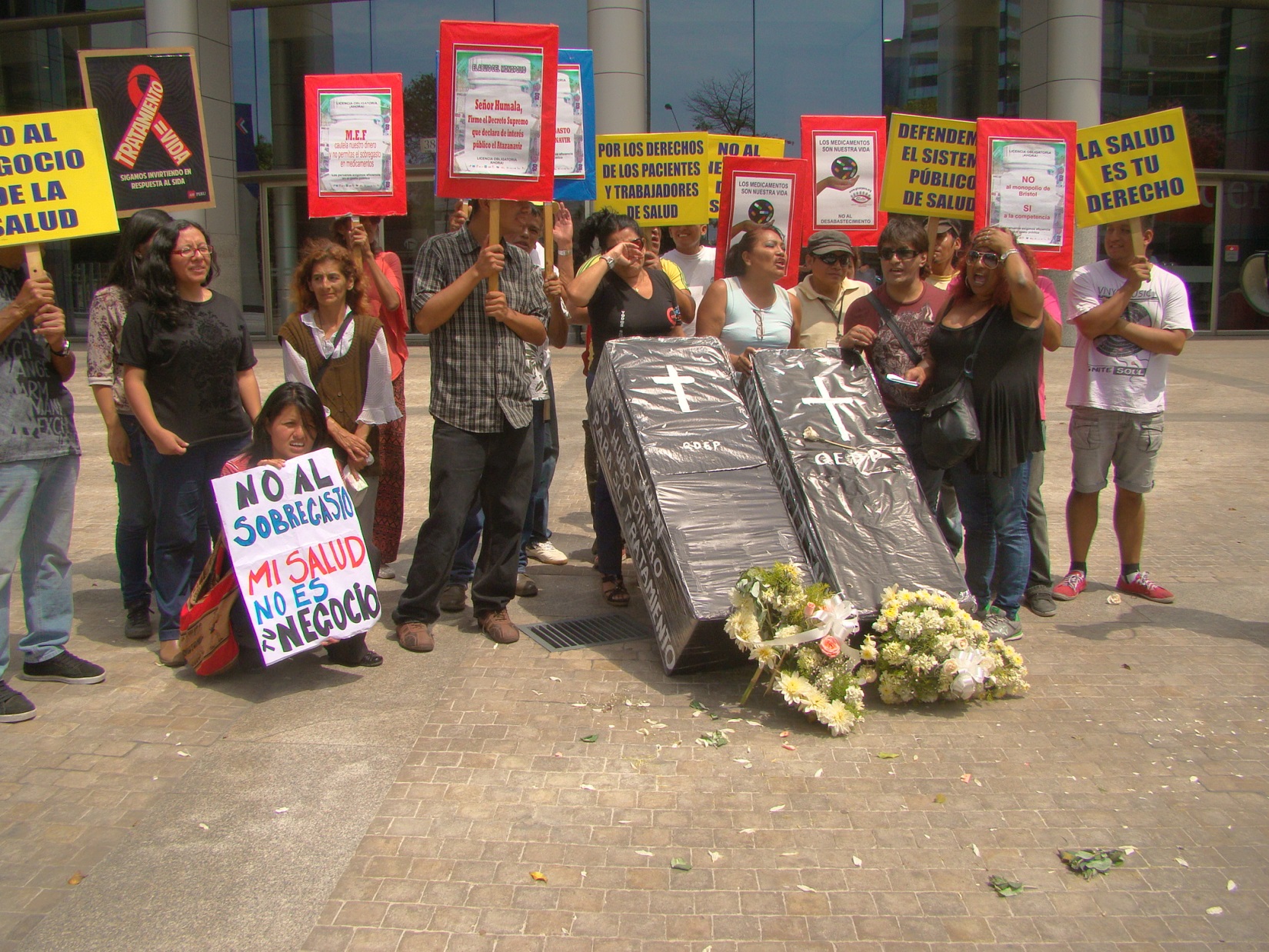 Plantón realizado por monopolio de Atazanavir. Medicamento es costoso y no paga impuestos. / Foto: Marlon Castillo 