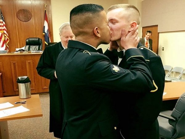 Una pareja de militares estadounidenses se casó, sellaron su amor con un beso y su foto recorrió el mundo