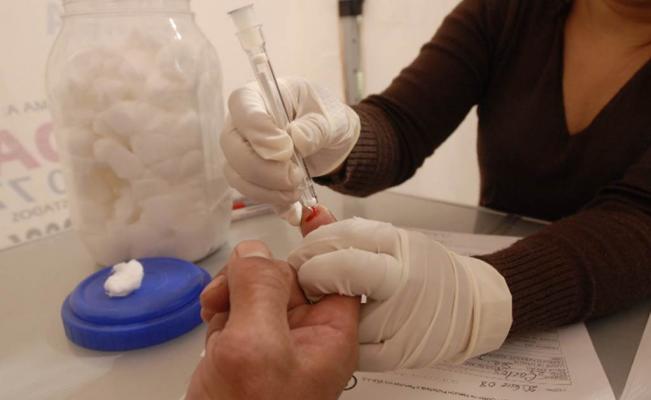 Investigación advierte que el VIH es más resistente en mexicanos y mexicanas que viven con el virus. / Foto: Internet