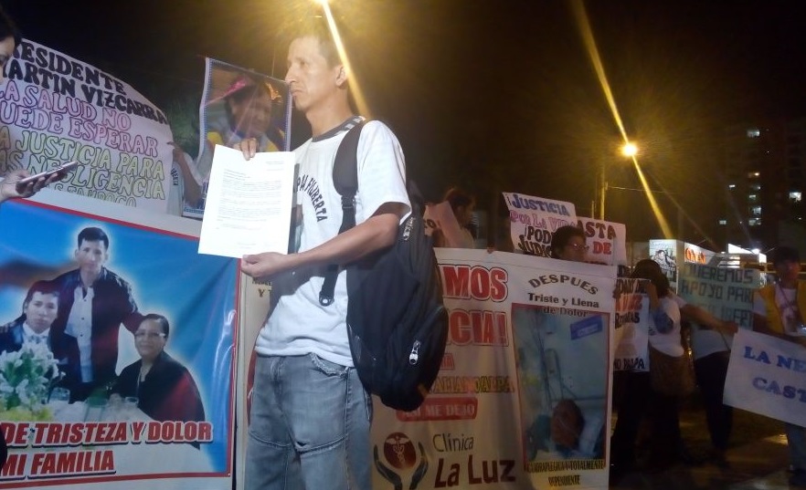 Juan Ollero, hijo de Filiberta protestando fuera de la clínica en el 2018 // Foto: Marlon Castillo 